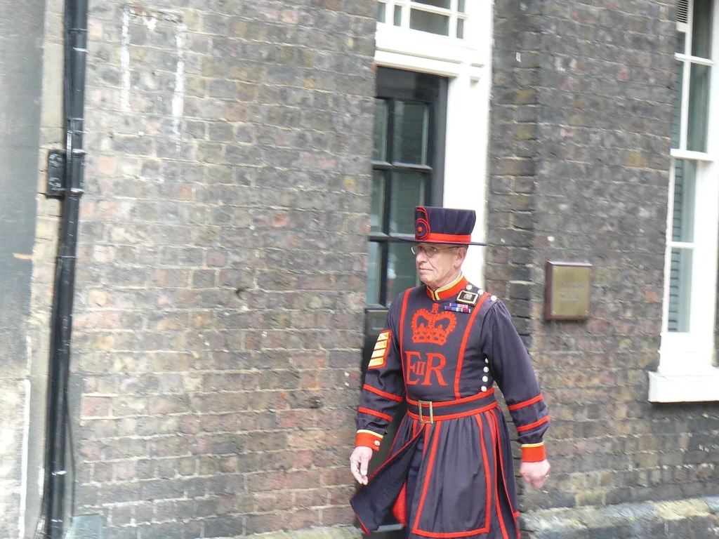 Un Yeoman Warder (Beefeater) en uniforme à la Tour de Londres