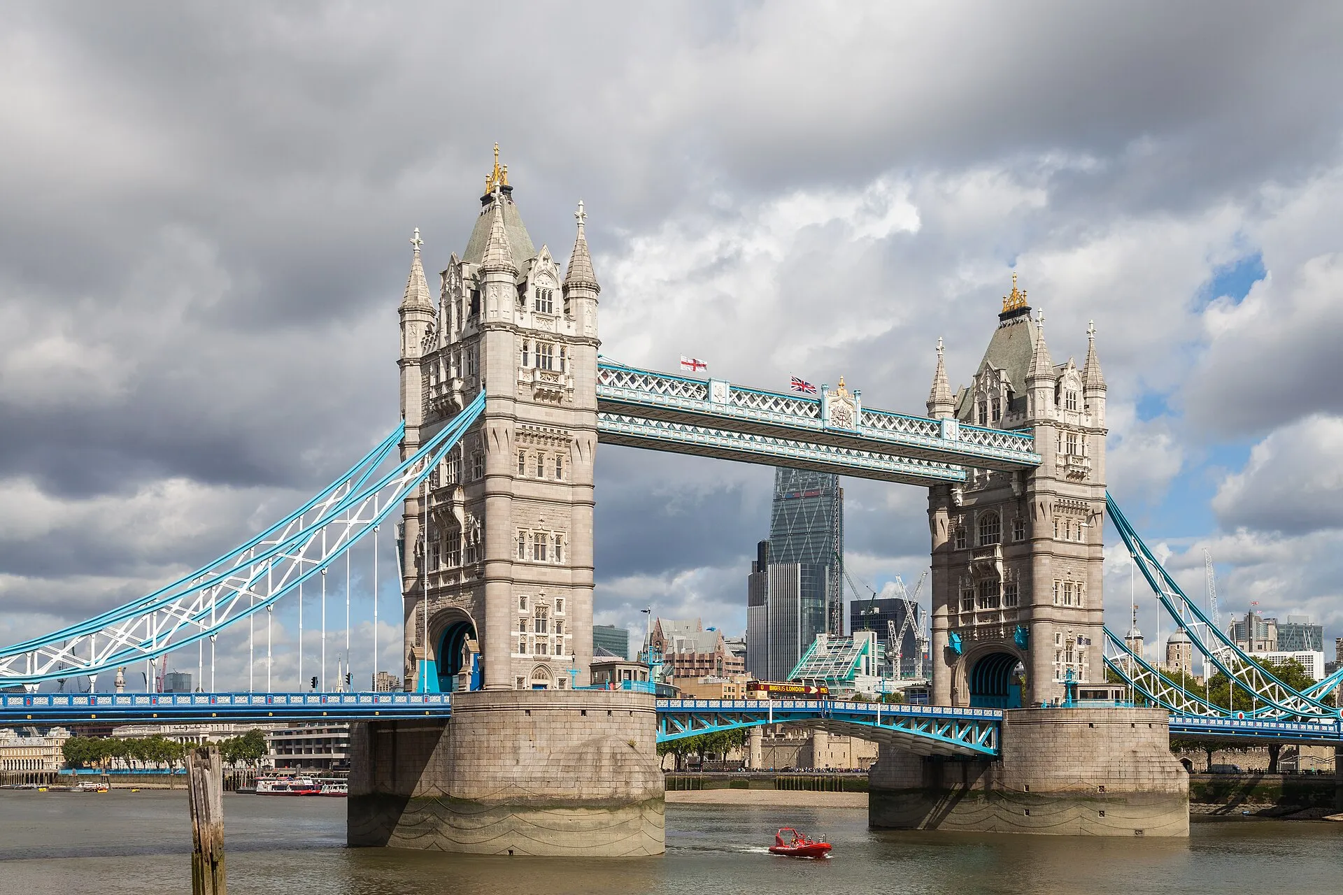 Tower Bridge et ses deux tours néogothiques au-dessus de la Tamise, avec la City en arrière-plan