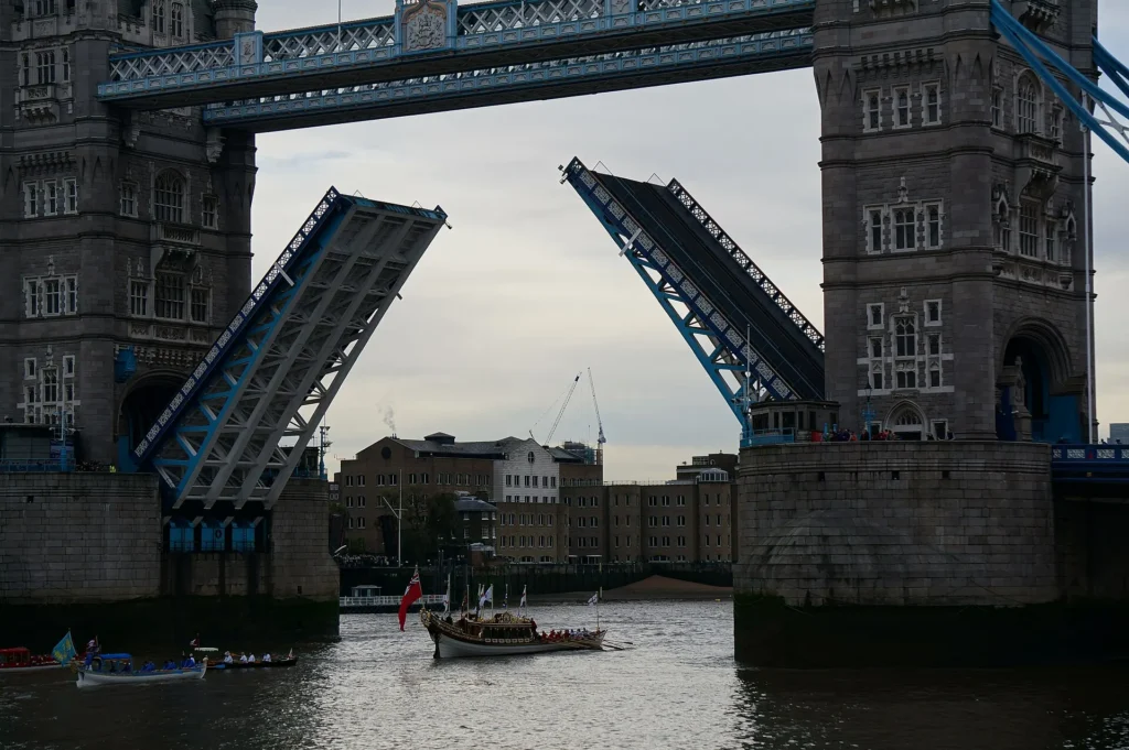 Les deux bascules de Tower Bridge relevées pour laisser passer un bateau