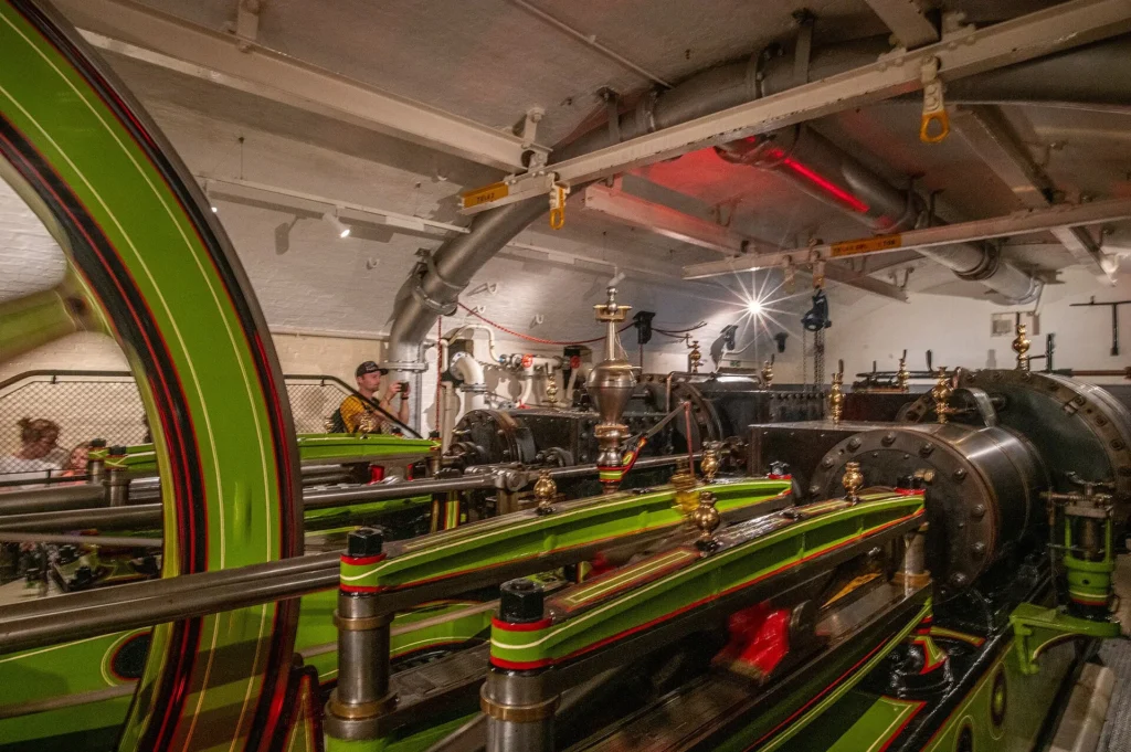 Les machines à vapeur victoriennes vertes et rouges des Engine Rooms de Tower Bridge