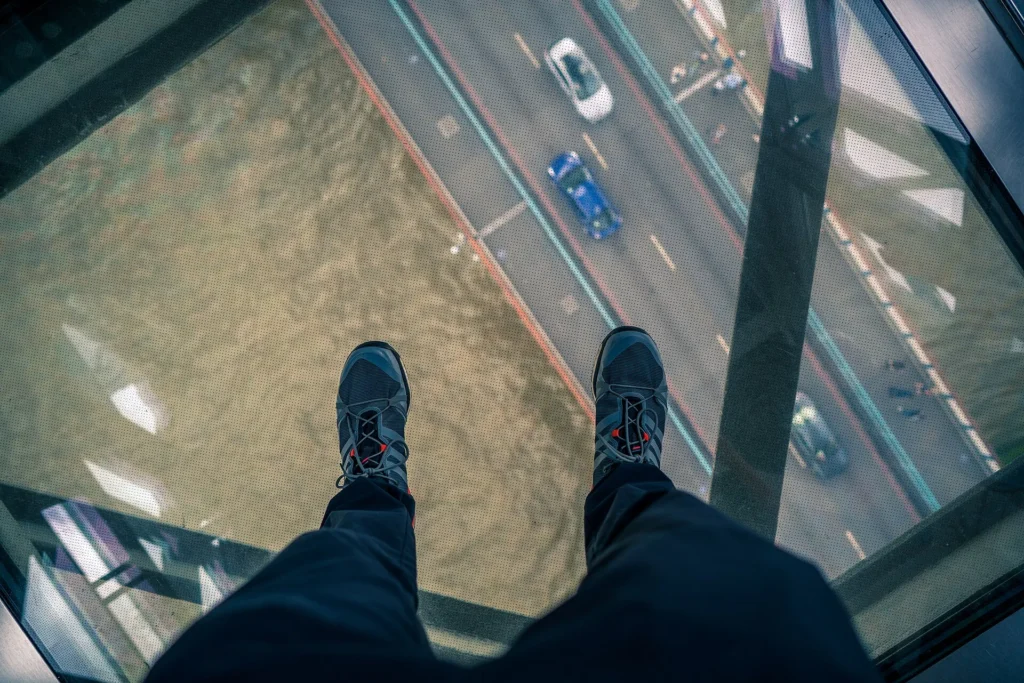 Vue plongeante sur la route et la Tamise à travers le plancher de verre de Tower Bridge
