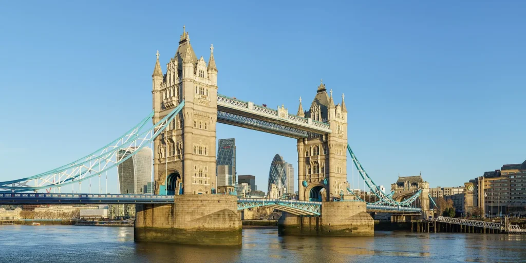 Tower Bridge vu depuis Shad Thames, sur la rive sud, avec les gratte-ciel de la City