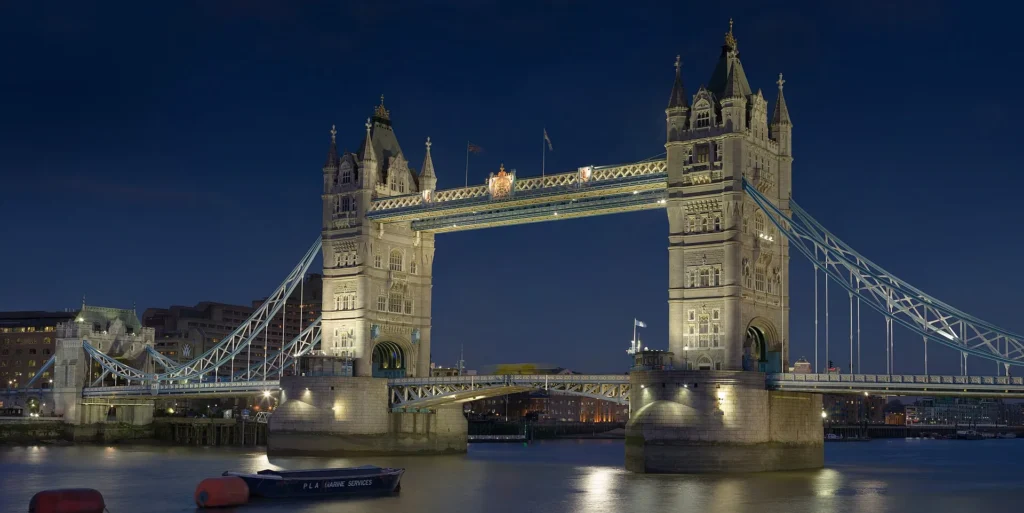 Tower Bridge illuminé à la tombée de la nuit, au-dessus de la Tamise