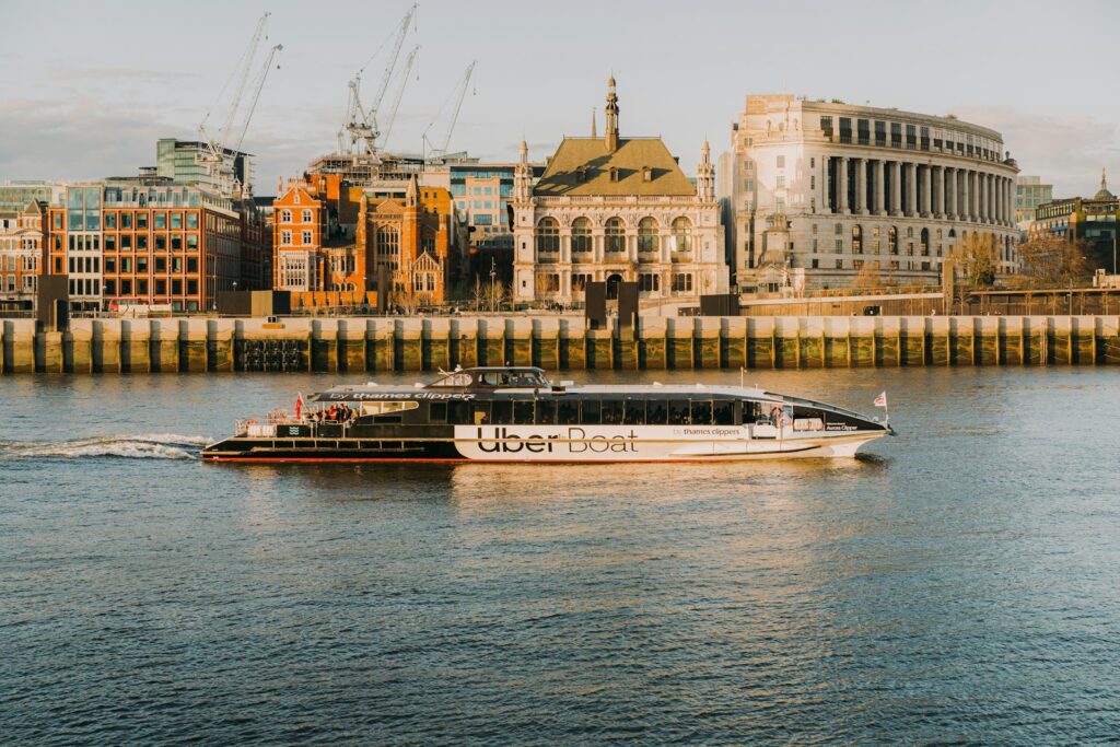 Un bateau-bus sur la Tamise, à Londres
